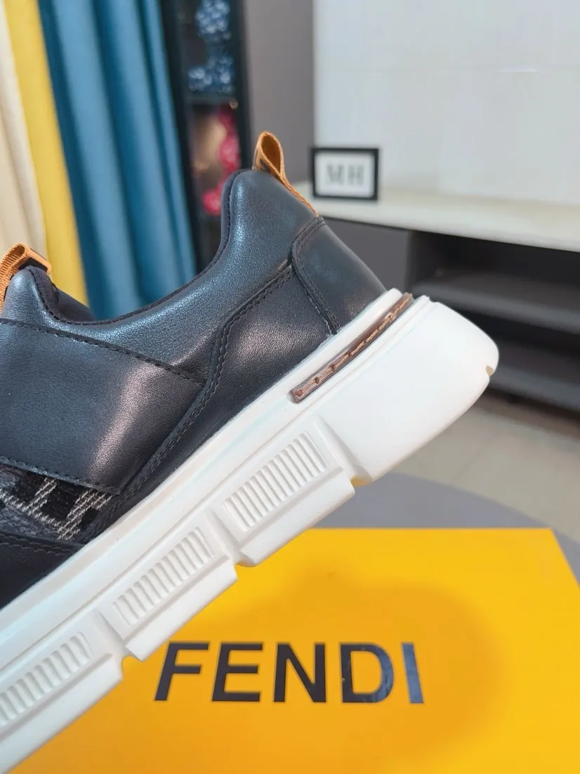 Men's shoes 💰400🌹🌹[FENDI] Fendi's classic and comfortable men's shoes, this complex sneaker is made of soft calfskin➕genuine leather lining➕original ultra-light rubber material with rough outsole. This unique light style is suitable for the casual and refined sensibility of this season. It is comfortable and natural on the feet. It is an everyday style for casual travel in autumn and winter! 38/44